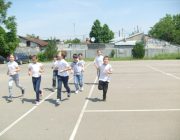 Jocuri sportive in curtea scolii 