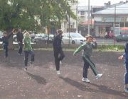 Cu mingea in curtea scolii