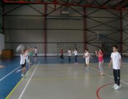 DRIBLING CU MINGEA DE BASCHET