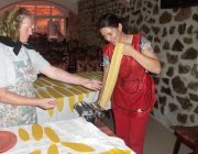 Invatam sa facem taitei de casa in Maramures